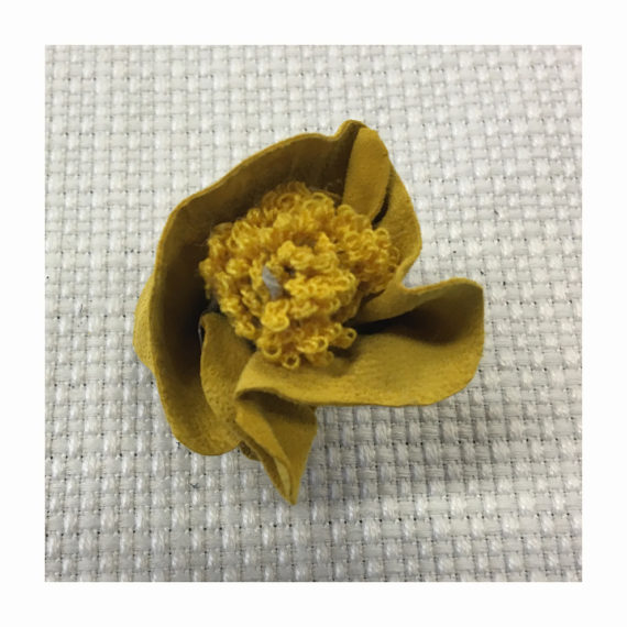 Raw-cut tweed flower with pistils made with bunches of mat threads