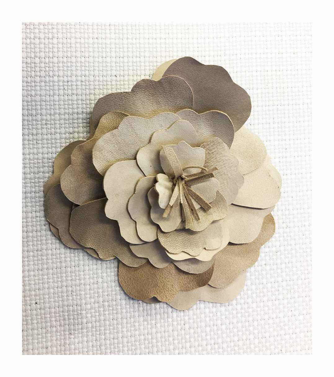 Maxi flower made in natural nappa leather.